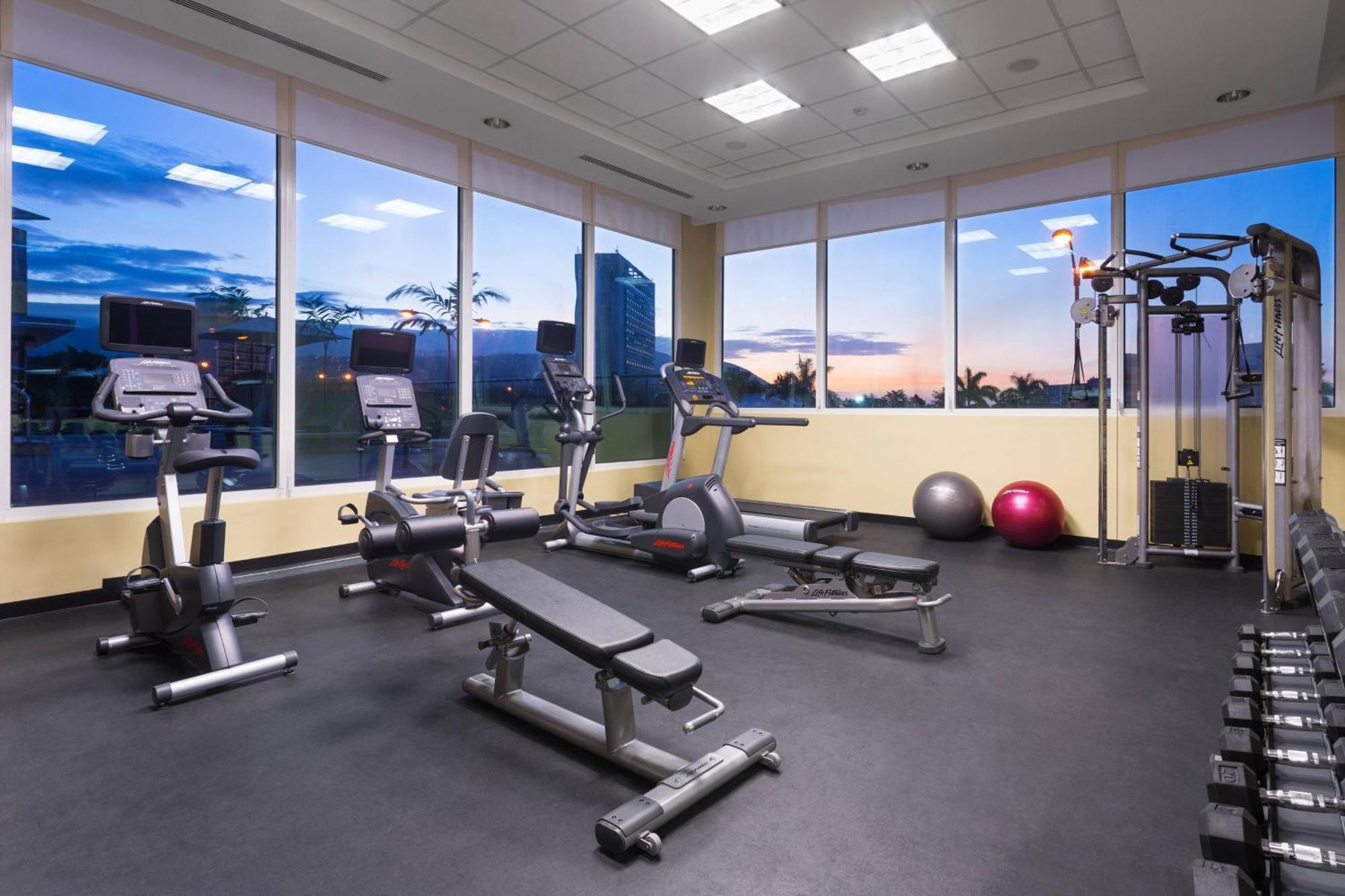 מלון Courtyard By Marriott Kingston, Jamaica מראה חיצוני תמונה