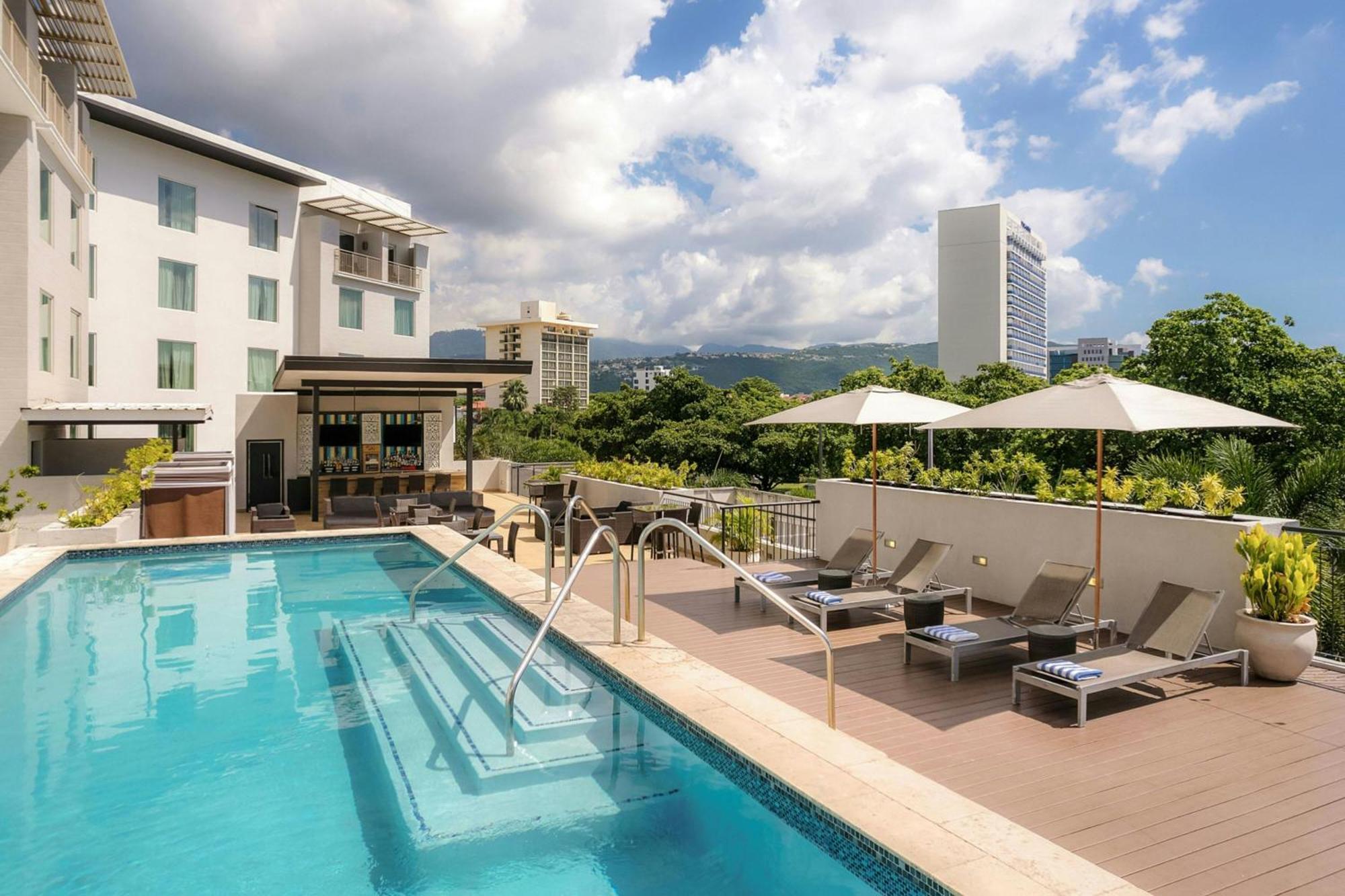 מלון Courtyard By Marriott Kingston, Jamaica מראה חיצוני תמונה