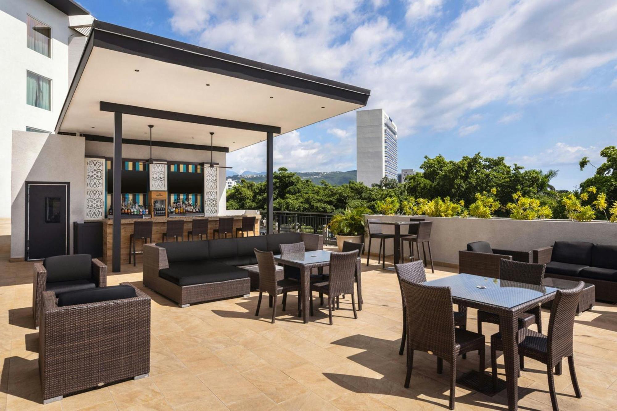 מלון Courtyard By Marriott Kingston, Jamaica מראה חיצוני תמונה