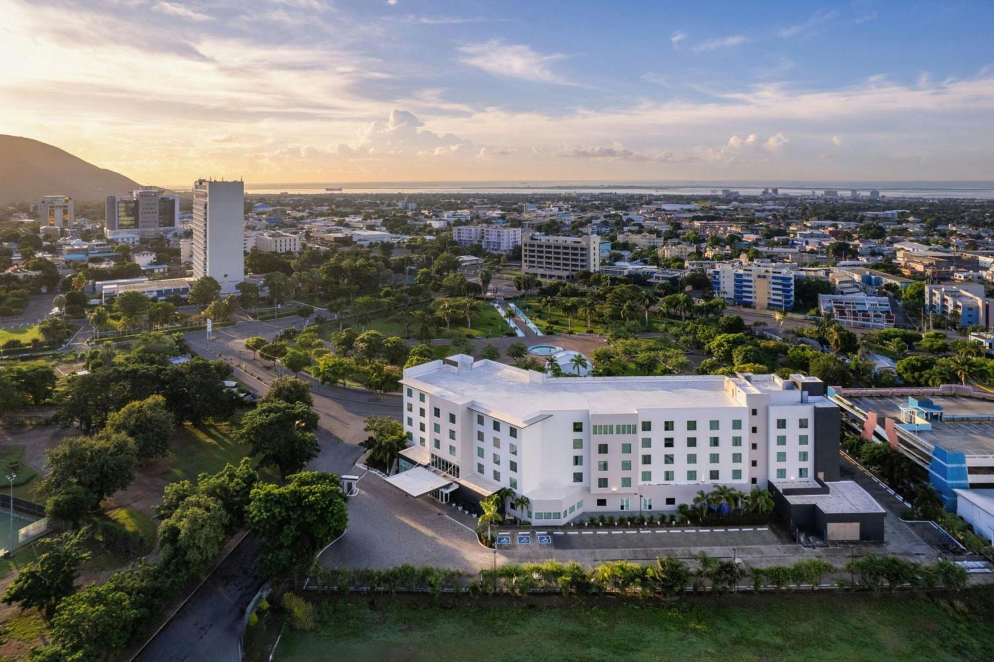 מלון Courtyard By Marriott Kingston, Jamaica מראה חיצוני תמונה