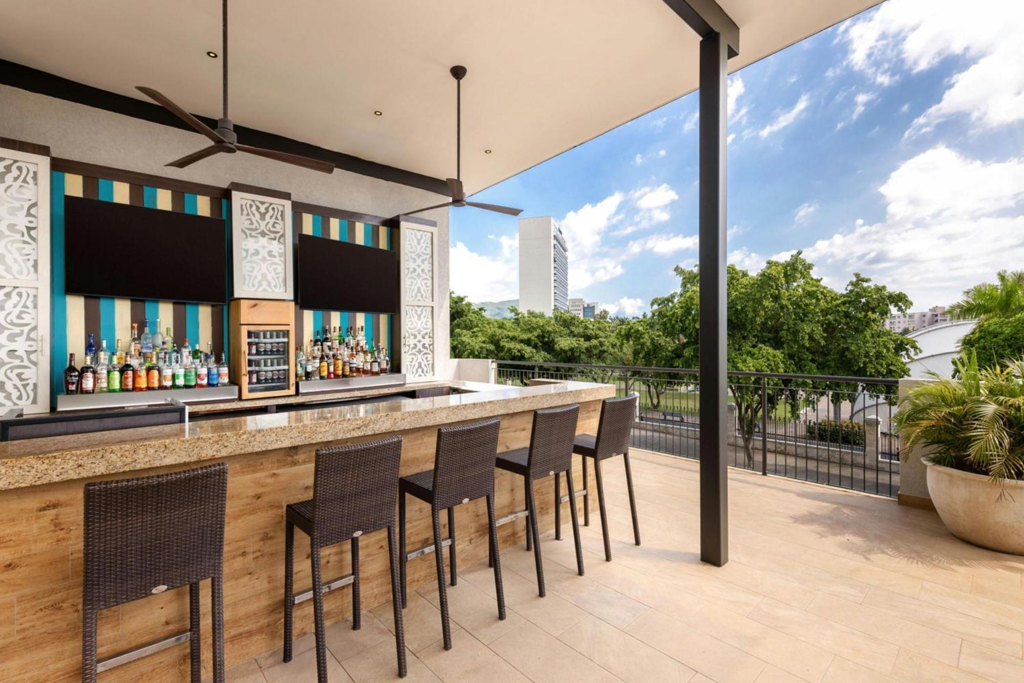 מלון Courtyard By Marriott Kingston, Jamaica מראה חיצוני תמונה